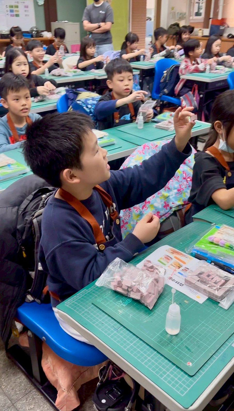 學童們對於大巨蛋紅土做成的迷你小紅磚，充滿好奇 0