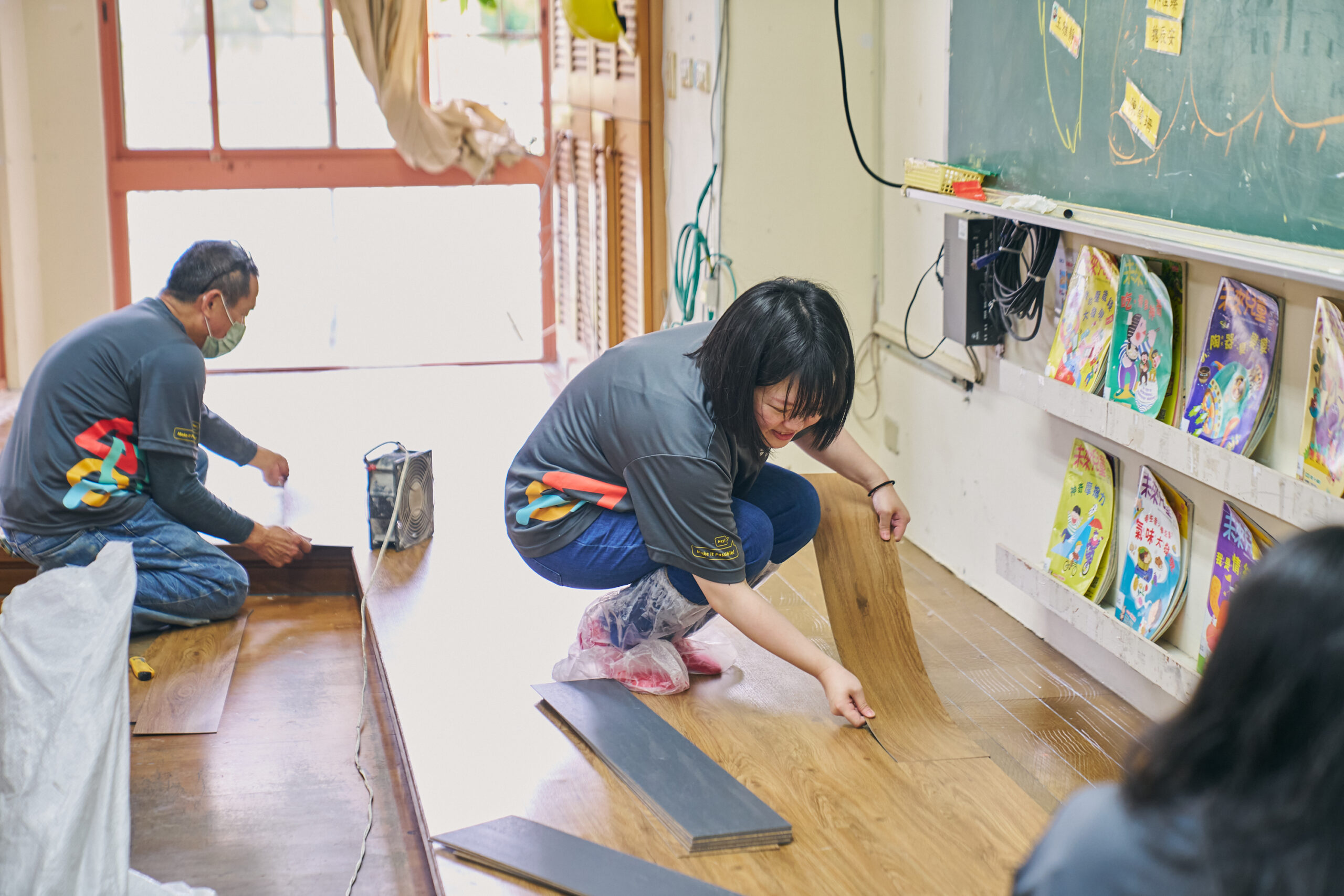 教室破損木地板曾讓學童受傷，遠雄志工們清除腐朽處後，鋪設新面料。 0 scaled