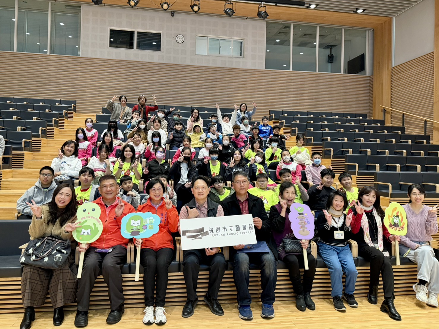 桃園市立圖書館微光廳舉辦「臺灣原生杜鵑保育講座」，由國立嘉義大學森林暨自然資源學系林瑞進教授分享臺灣原生杜鵑的種類、生長環境與保育意義。