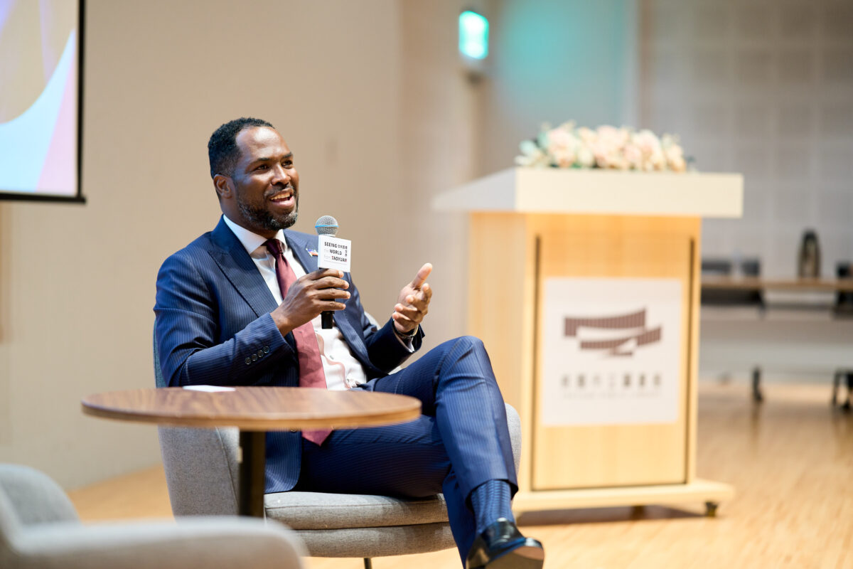 潘恩大使帶領觀眾反思小國之於世界歷史的定位和話語權。 0