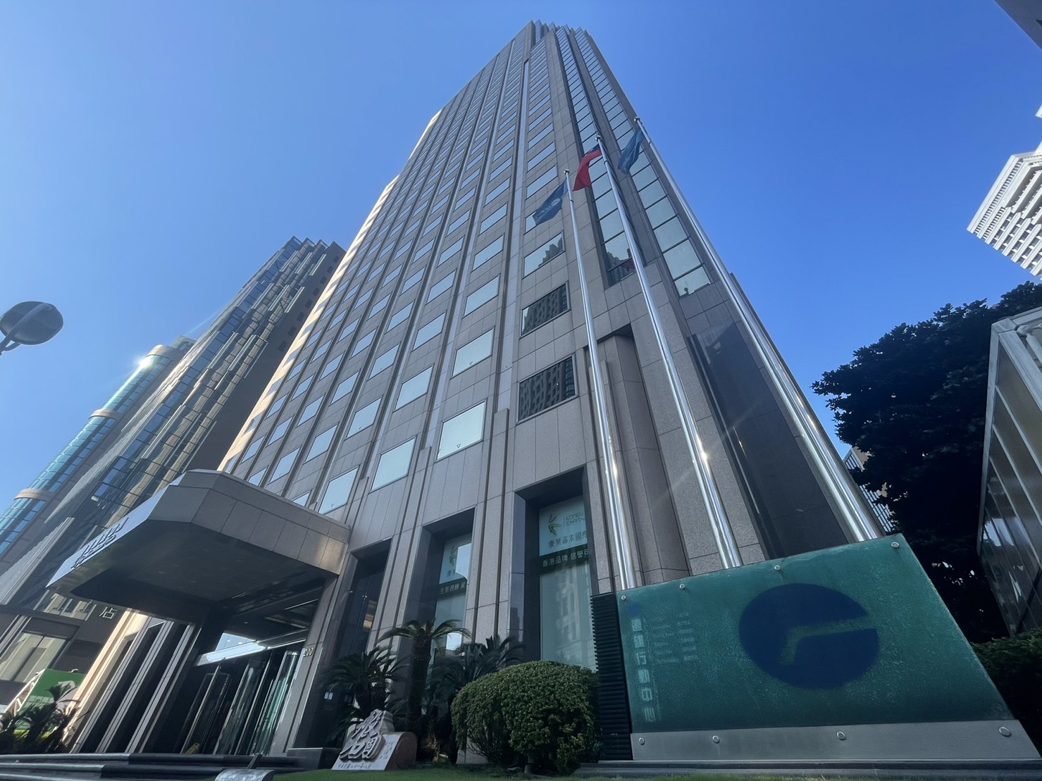 遠雄國際中心為落成逾30年之建築，經優化轉型後，首度取得國際綠建築LEED黃金級認證， 0