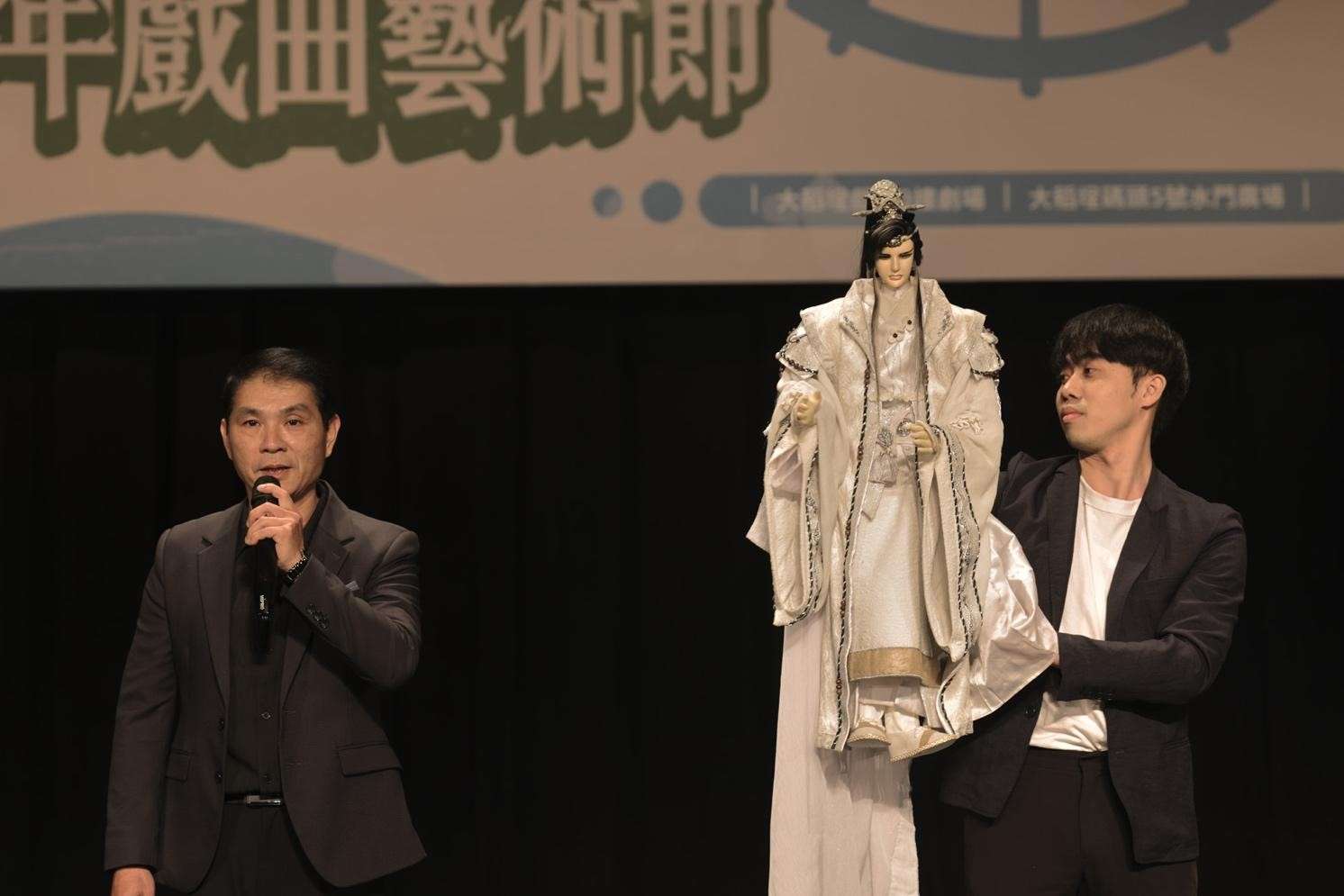 金光布袋戲 忠團團長王奕、導演黃佑任。圖：臺北市藝文推廣處提供