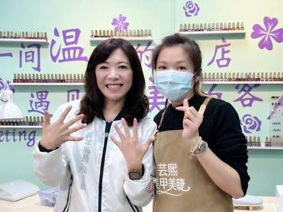 黃小姐與侯局長合影 0 0