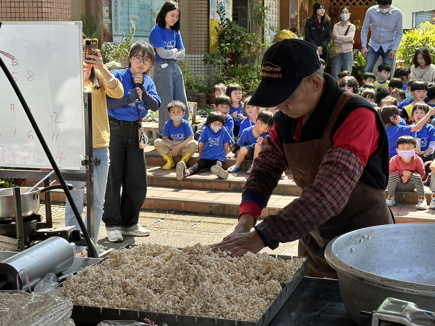 市立八德幼兒園 6 孩子們觀察爆米香的製作過程，了解米如何變成香香的點心 0 0