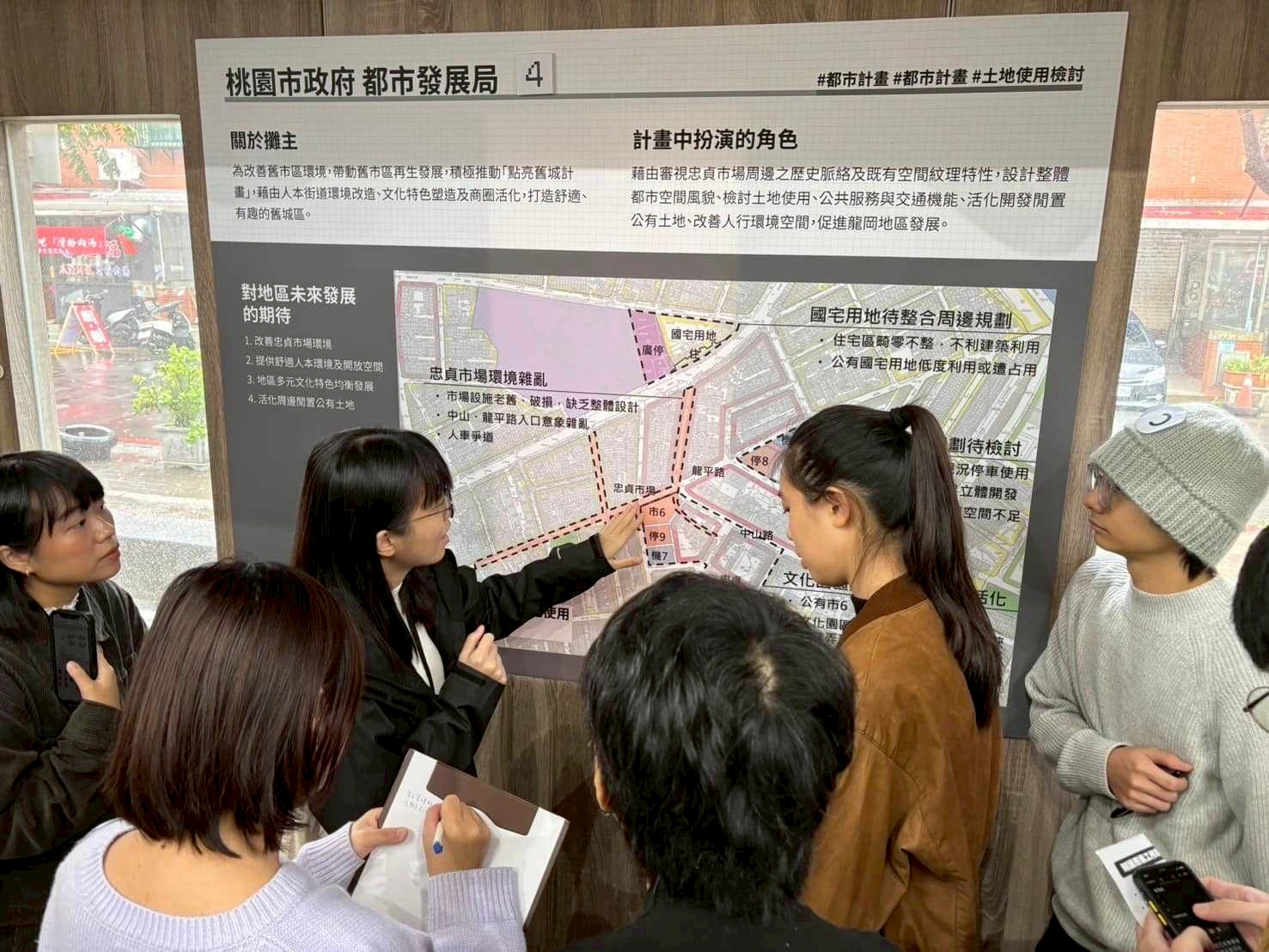 05 中原地景建築系學生深入研究都市計畫的地圖與資訊，將專業設計對接公部門實務。 0