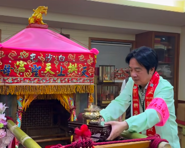 白沙屯媽祖「粉紅超跑」今夜起駕 賴清德迎請神像喊:進喔! 白沙屯媽祖「粉紅超跑」今夜起駕 賴清德迎請神像喊:進喔!