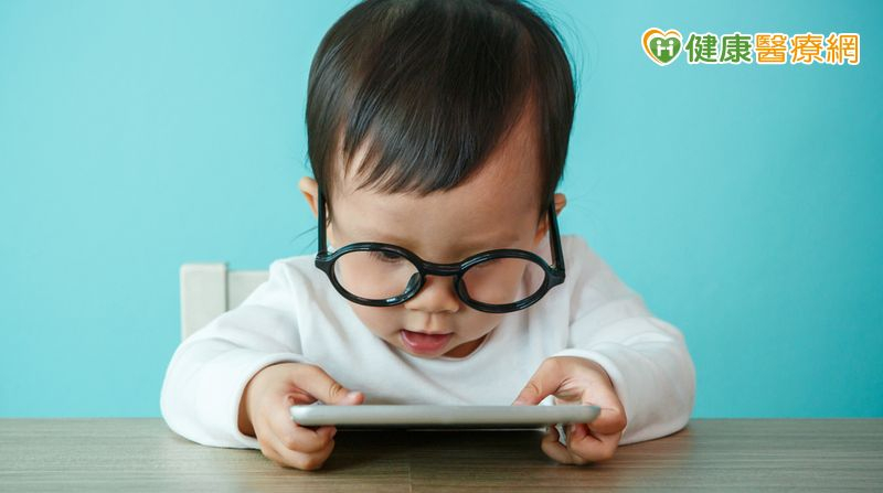 2歲童「睡前滑平板」竟釀語言遲緩 醫揭短影音危機:削弱專注力與睡眠品質 2歲童「睡前滑平板」竟釀語言遲緩 醫揭短影音危機:削弱專注力與睡眠品質