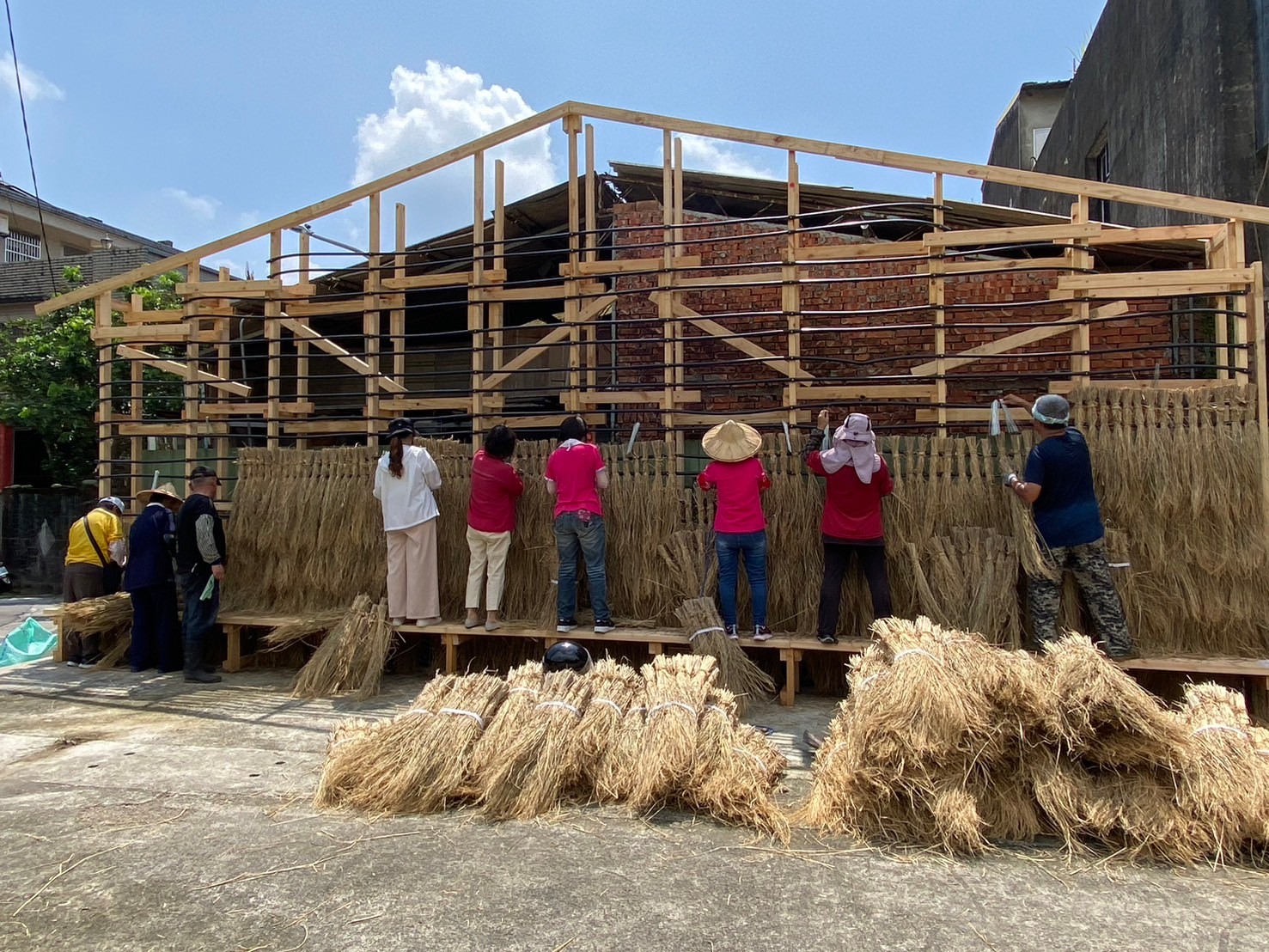 10、113年「藝術進入社區計畫」龍潭區三坑聚落，社區齊心參與共創稻草山牆，喚醒記憶中