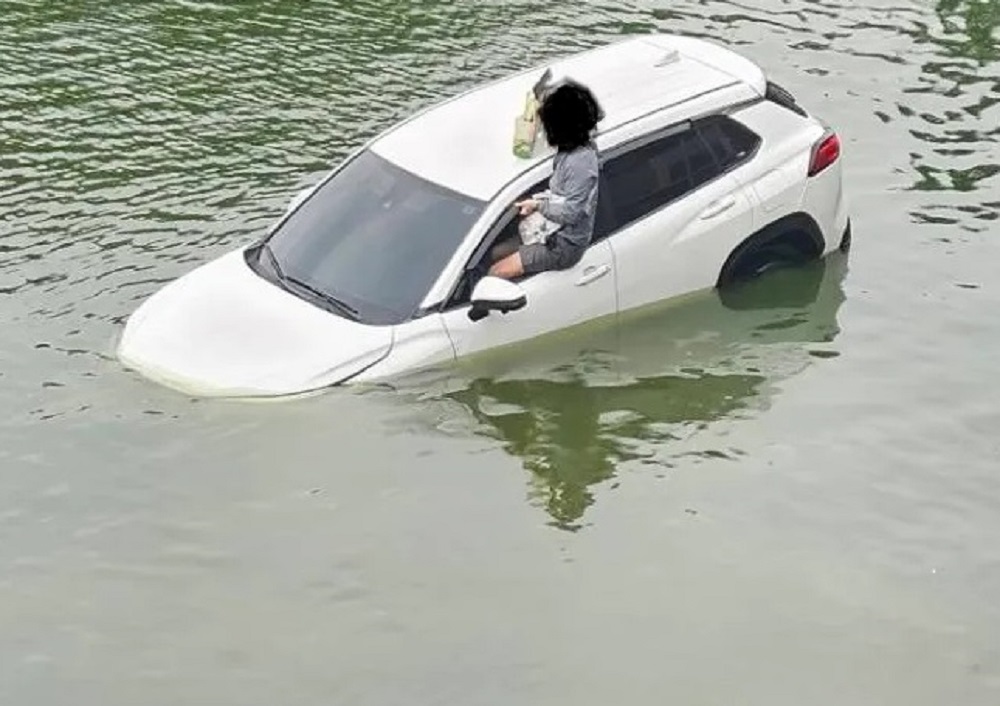 驚險!龍潭男倒車下秒「連人帶車掉進池塘」 路過民眾全嚇傻 驚險!龍潭男倒車下秒「連人帶車掉進池塘」 路過民眾全嚇傻