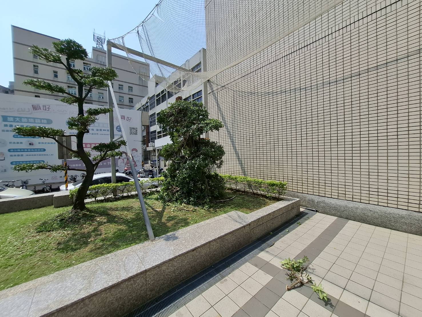 桃園市府驚傳墜樓!男從17樓頂樓墜落「穿過網子」重摔身亡 桃園市府驚傳墜樓!男從17樓頂樓墜落「穿過網子」重摔身亡