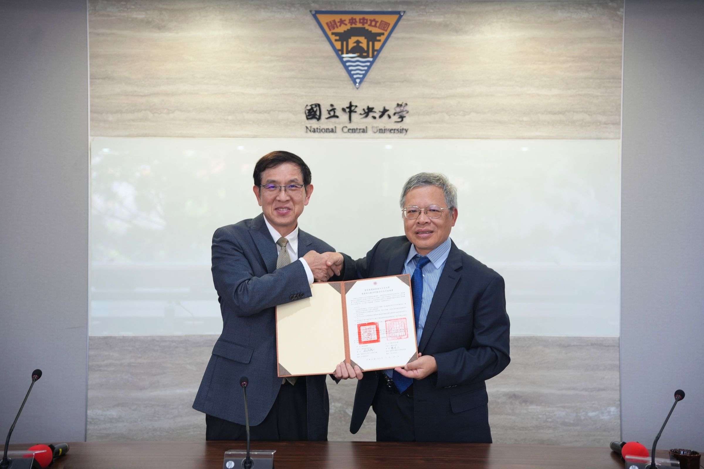 活化百年文獻!中央大學107舊籍數位化 收錄到這免費閱覽 活化百年文獻!中央大學107舊籍數位化 收錄到這免費閱覽