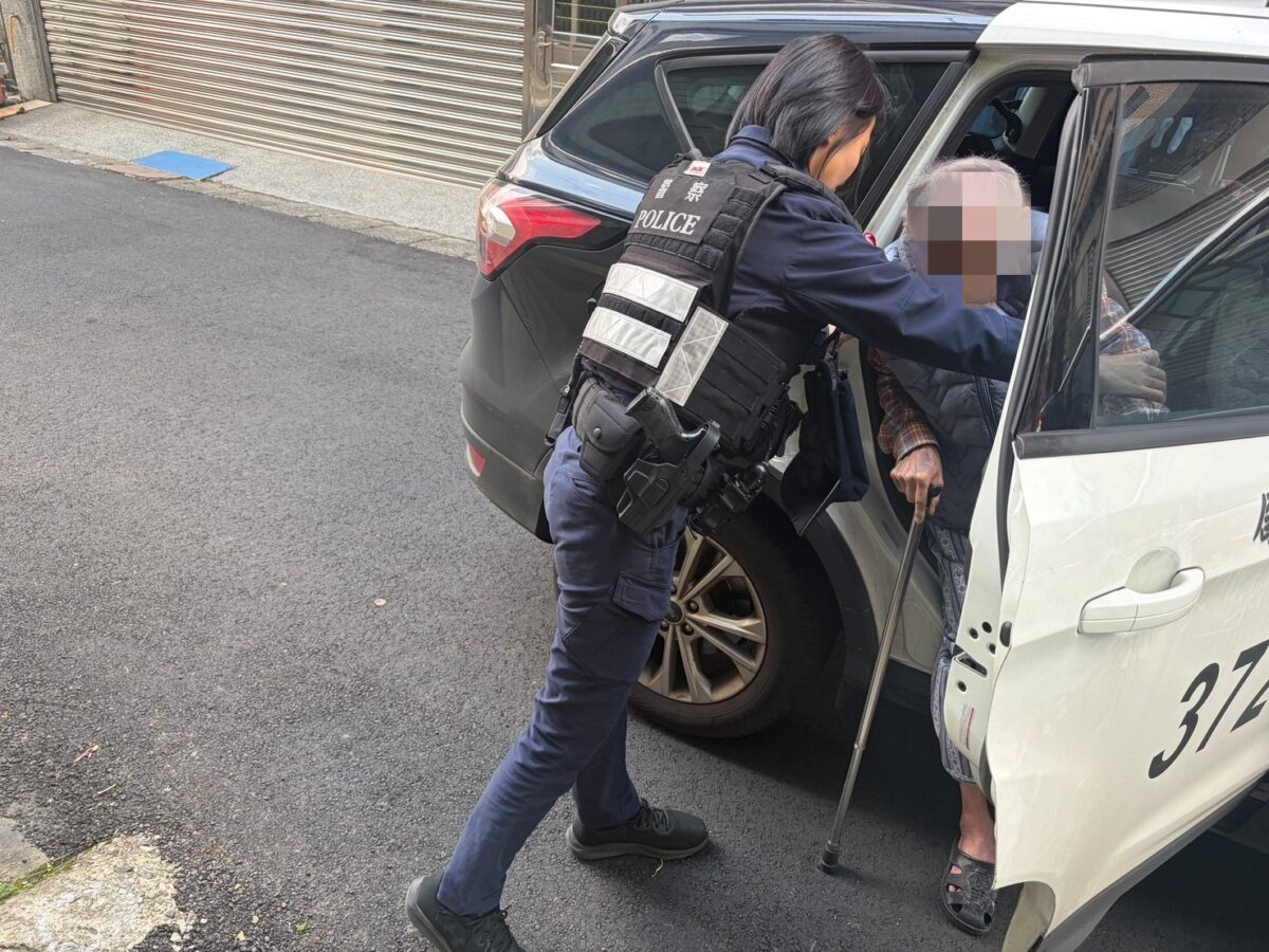 失智翁迷途路上徘徊 中壢暖警靠「聊天」助他團圓 123456 4