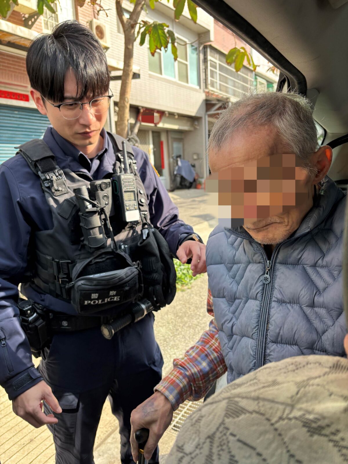 失智翁迷途路上徘徊 中壢暖警靠「聊天」助他團圓 123456 5