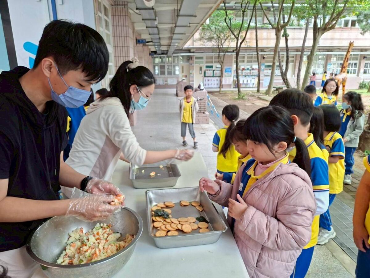 蘆竹公埔國小兒童節玩創意 惜食選大餐、合作尋蛋寓教於樂 12345645 8