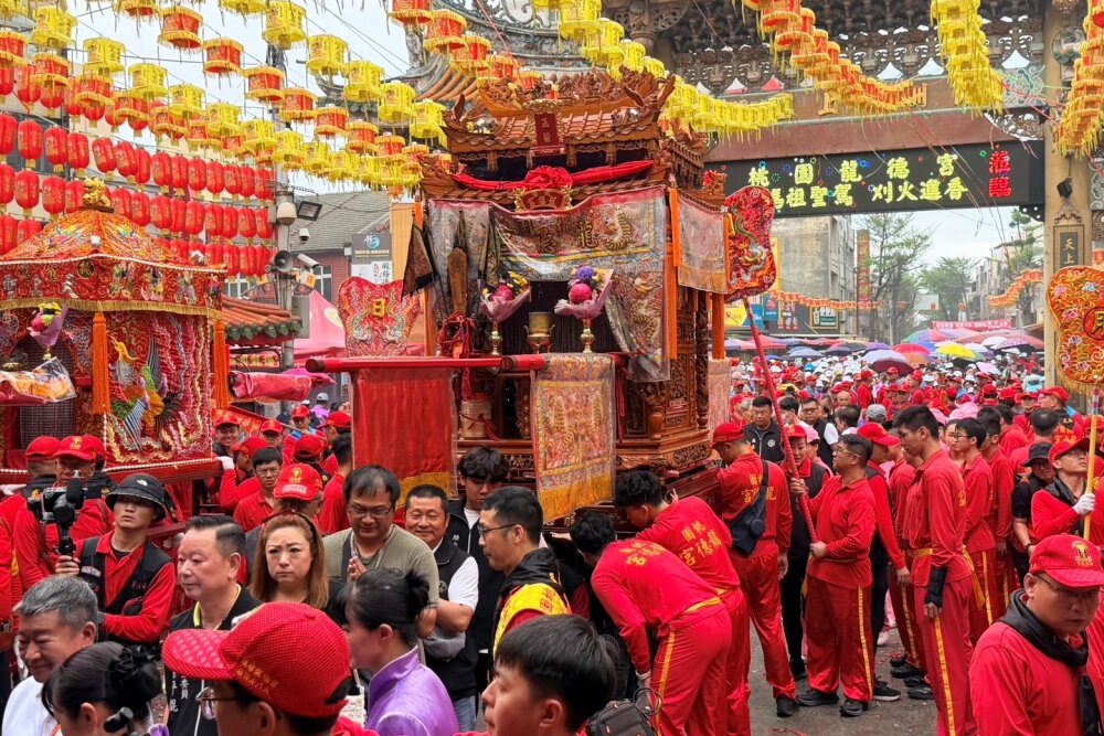 桃園龍德宮四媽祖進香到鹿港天后宮 信眾雨中隨行鑽轎底祈安 桃園龍德宮四媽祖進香到鹿港天后宮 信眾雨中隨行鑽轎底祈安