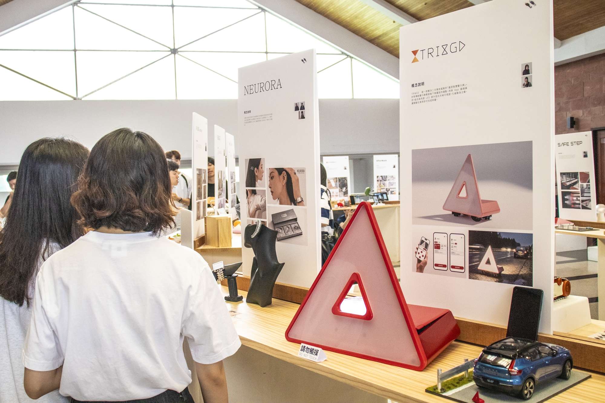 躺平點亮社會!長庚大學工設系畢業展登場 AI創意實力亮眼 躺平點亮社會!長庚大學工設系畢業展登場 AI創意實力亮眼