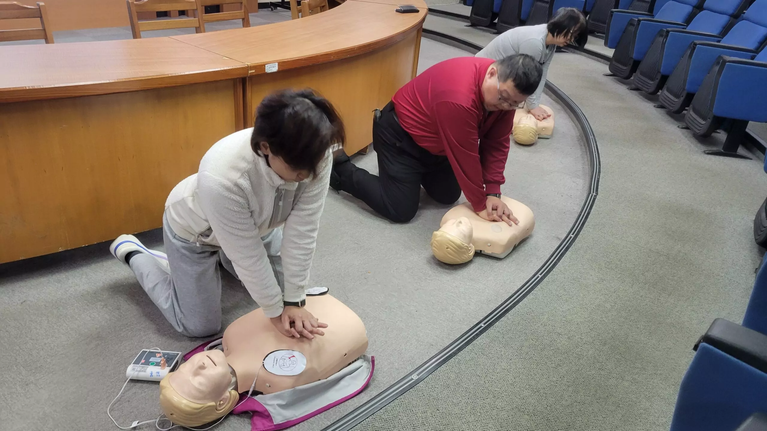 桃消茄苳分隊攜手永豐高中 教師學習CPR、AED操作 桃消茄苳分隊攜手永豐高中 教師學習CPR、AED操作
