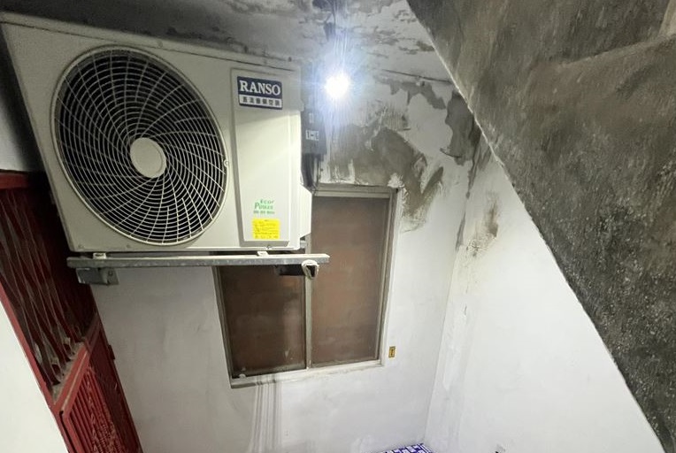 扯!冷氣室外機裝公寓樓梯間 桃園建管處:最高可罰20萬 扯!冷氣室外機裝公寓樓梯間 桃園建管處:最高可罰20萬