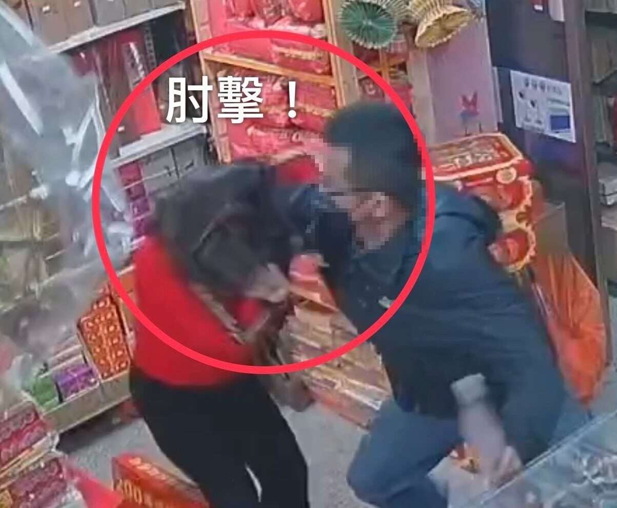 【有片】假買真搶劫！中壢2男清晨闖金紙店 肘擊腳踹老闆娘全遭錄