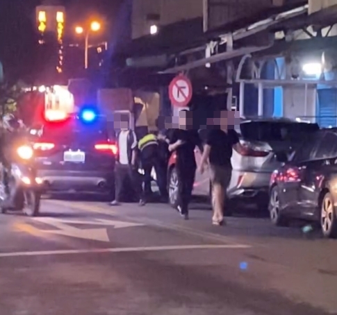 【有片】觀音移工深夜爭執見警鳥獸散 3人躲屋簷爬電桿落跑畫面曝 1775618386591