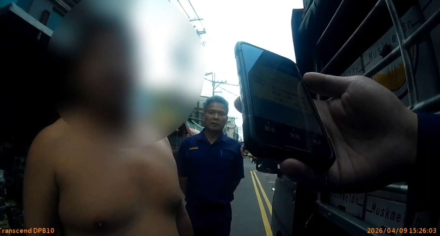 忠貞市場菜販違停遭攔查還謊報身分 警一查竟背「16條通」 忠貞市場菜販違停遭攔查還謊報身分 警一查竟背「16條通」