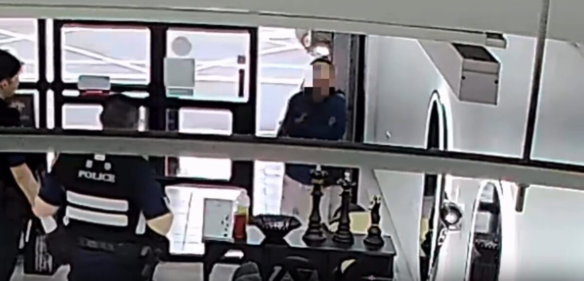 【有片】沒預約硬等?女賴店睡覺、亂放家當 見警竟嗆「有什麼問題」 1776047567086 0