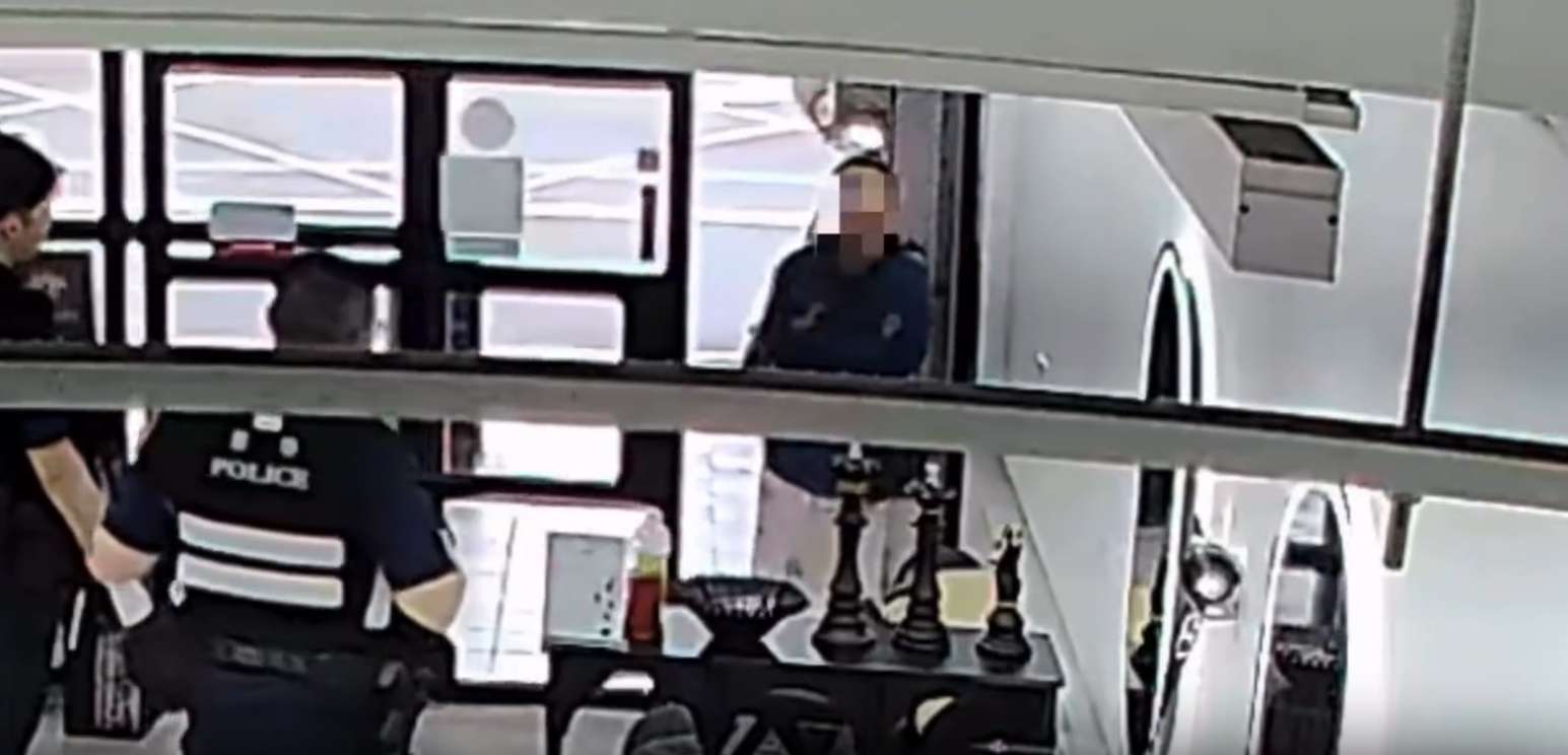 【有片】沒預約硬等?女賴店睡覺、亂放家當 見警竟嗆「有什麼問題」 【有片】沒預約硬等?女賴店睡覺、亂放家當 見警竟嗆「有什麼問題」