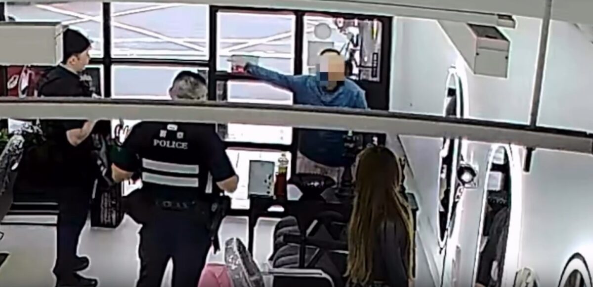 【有片】沒預約硬等?女賴店睡覺、亂放家當 見警竟嗆「有什麼問題」 1776047581114 0