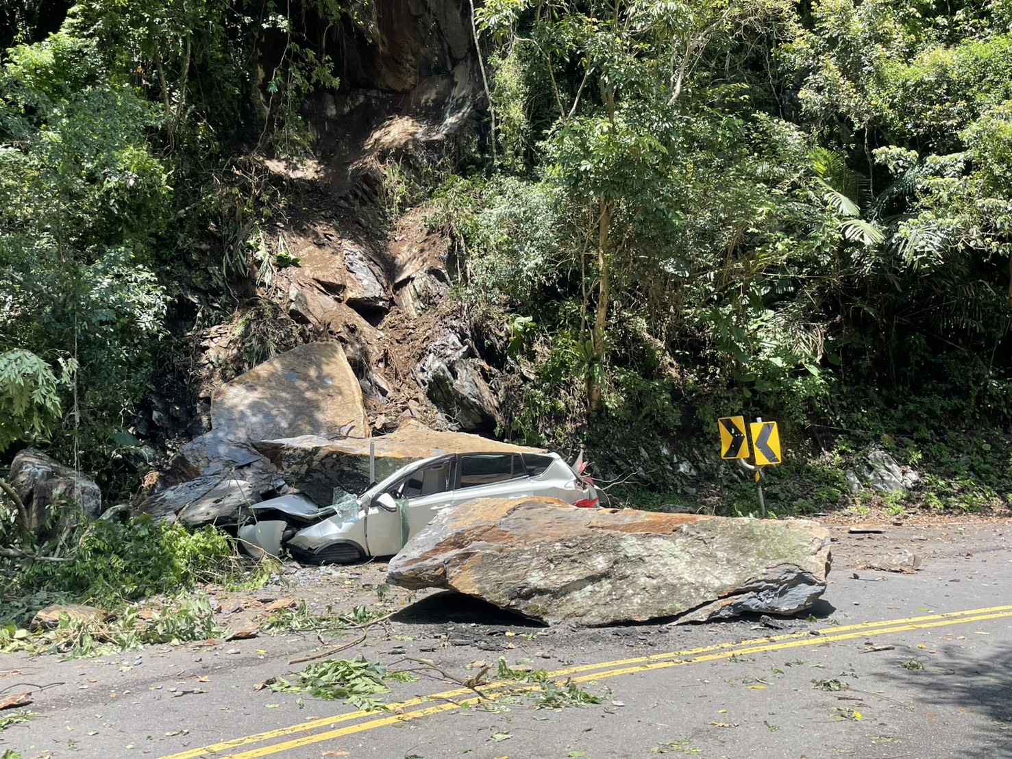 新北烏來邊坡坍方「巨石砸爛車」 車主去釣魚逃過一劫 新北烏來邊坡坍方「巨石砸爛車」 車主去釣魚逃過一劫