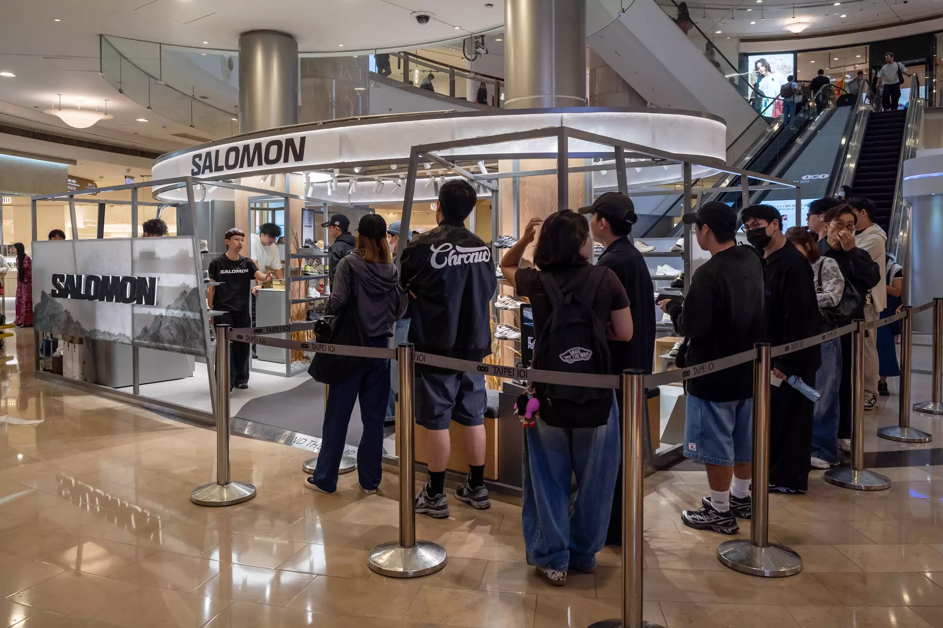 台灣官方首度引進!SALOMON x MM6聯名系列4/30登陸台北101,引爆信義區排隊狂潮 台灣官方首度引進!SALOMON x MM6聯名系列4/30登陸台北101,引爆信義區排隊狂潮