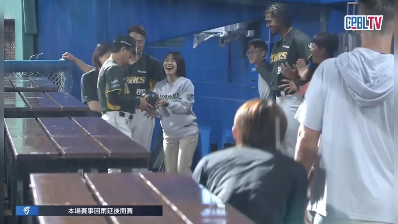 中職因雨延後開打 台鋼雄鷹休息室上演保齡球大賽 中職因雨延後開打 台鋼雄鷹休息室上演保齡球大賽