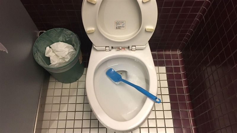 馬桶黑如地獄!家事達人靠「一包粉」救援 頑垢瞬間晶瑩潔白 馬桶黑如地獄!家事達人靠「一包粉」救援 頑垢瞬間晶瑩潔白