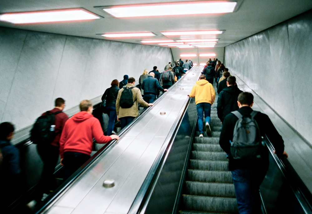 投書/北捷手扶梯變擂台!兩男互毆狂踹頭,乘客目睹驚呆 2152025171