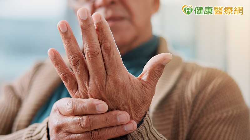 莫名跌倒不只是老化 醫提醒「非典型」巴金森早期辨識關鍵 莫名跌倒不只是老化 醫提醒「非典型」巴金森早期辨識關鍵