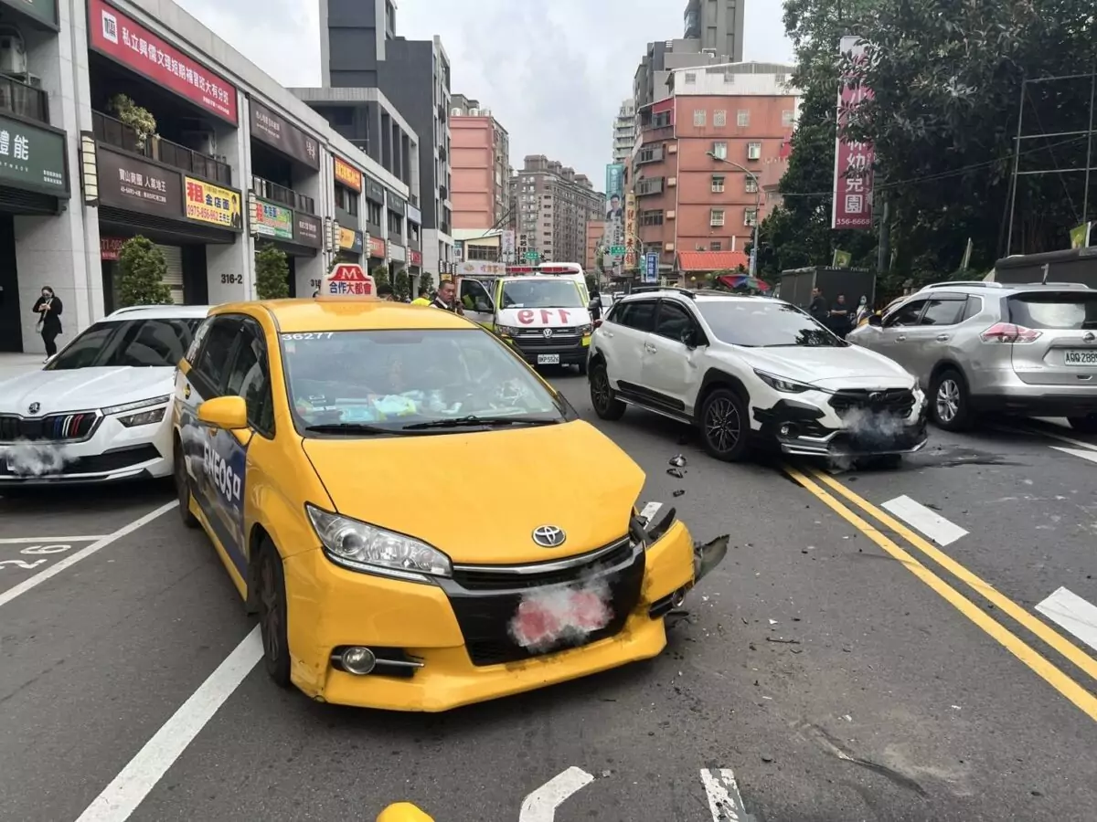 【有片】大業路車禍驚魂!白車逆撞小黃「騰空翻一圈」驚悚畫面曝 2490921 0