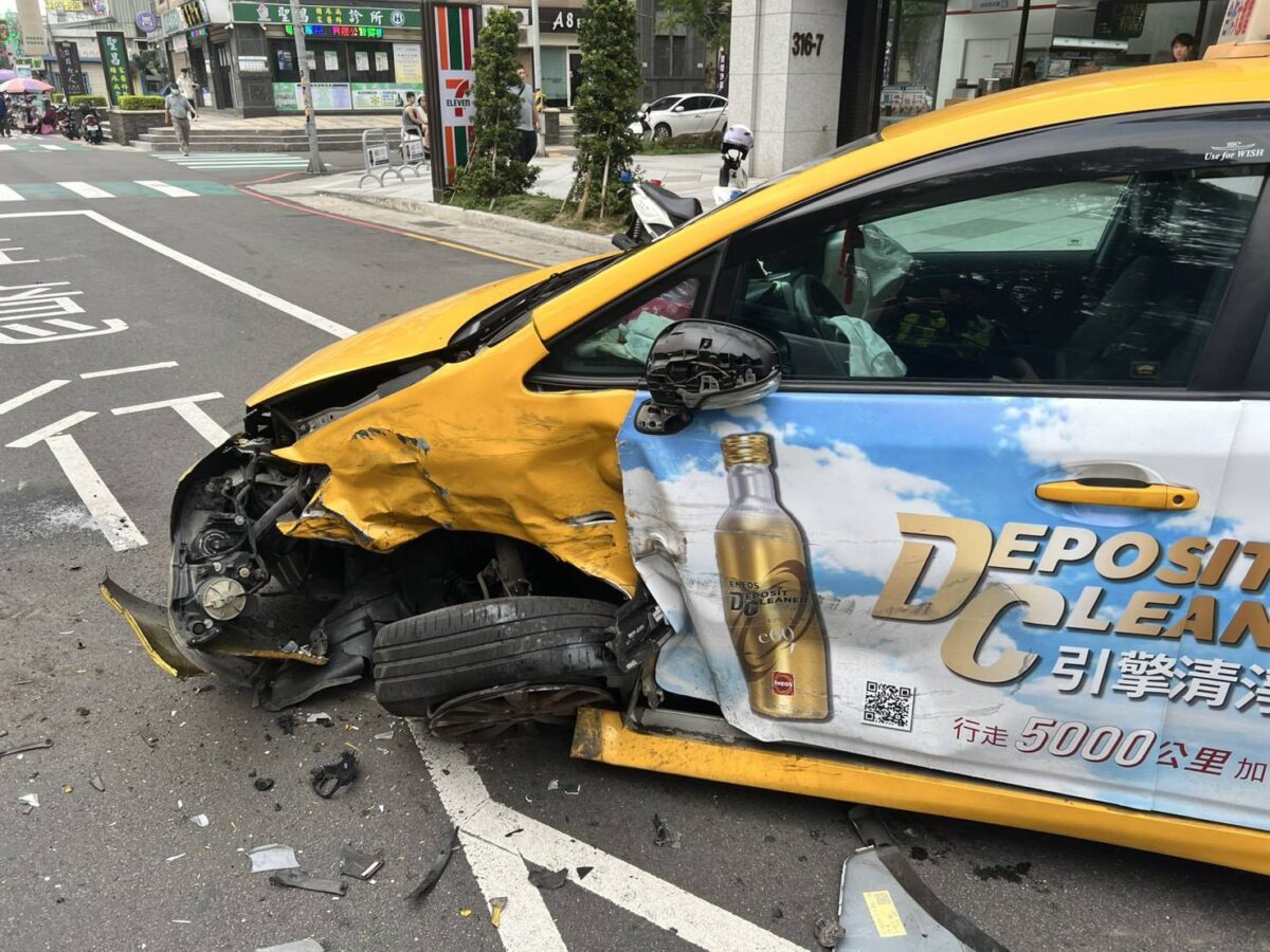 【有片】大業路車禍驚魂!白車逆撞小黃「騰空翻一圈」驚悚畫面曝 2490923 0