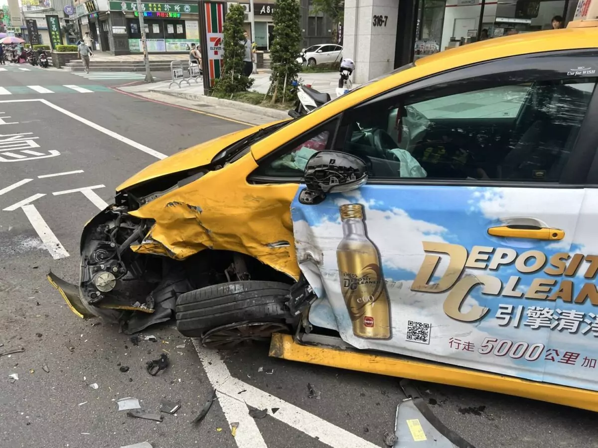 【有片】大業路車禍驚魂!白車逆撞小黃「騰空翻一圈」驚悚畫面曝 2490923 0