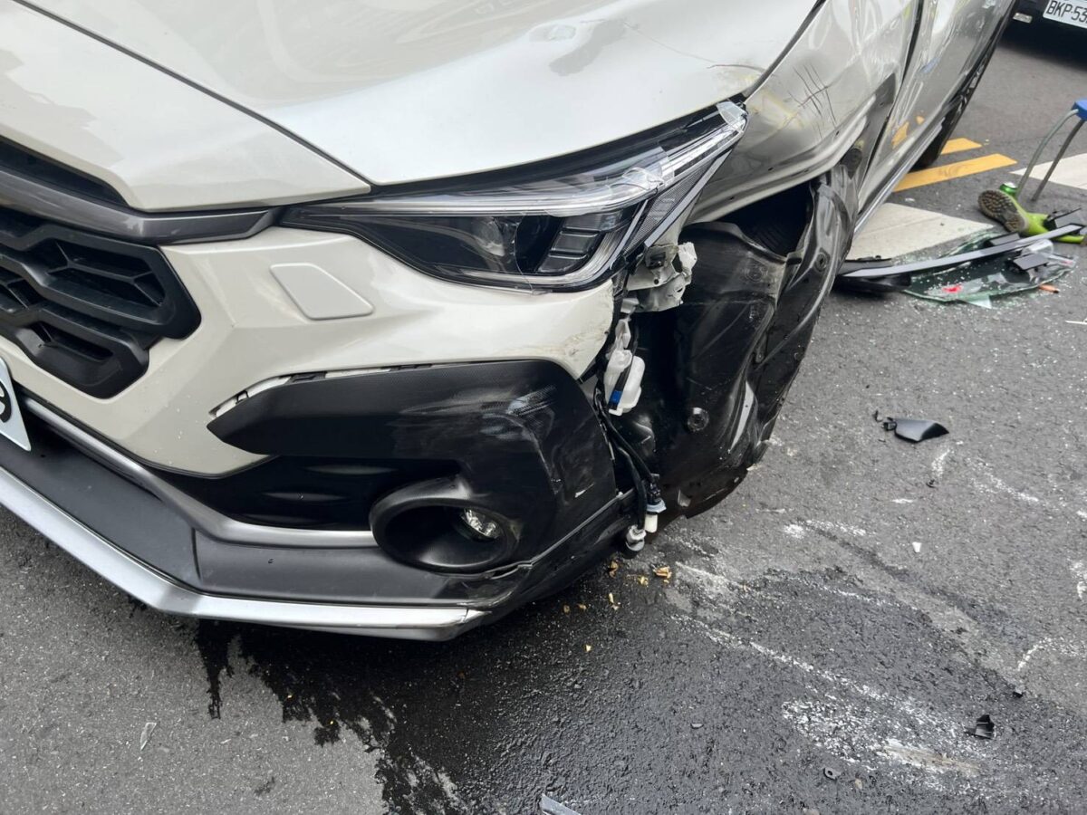 【有片】大業路車禍驚魂!白車逆撞小黃「騰空翻一圈」驚悚畫面曝 2490924 0