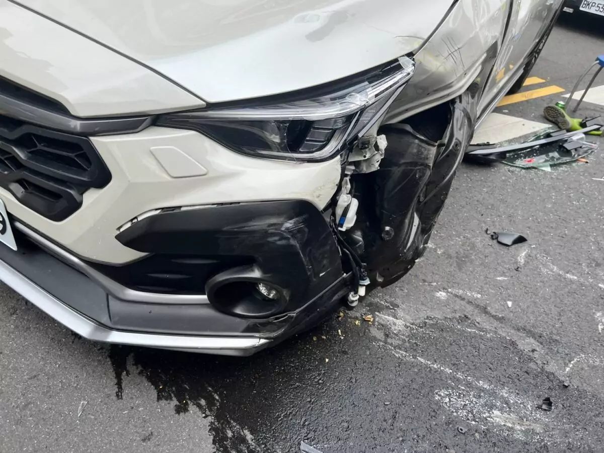 【有片】大業路車禍驚魂!白車逆撞小黃「騰空翻一圈」驚悚畫面曝 2490924 0