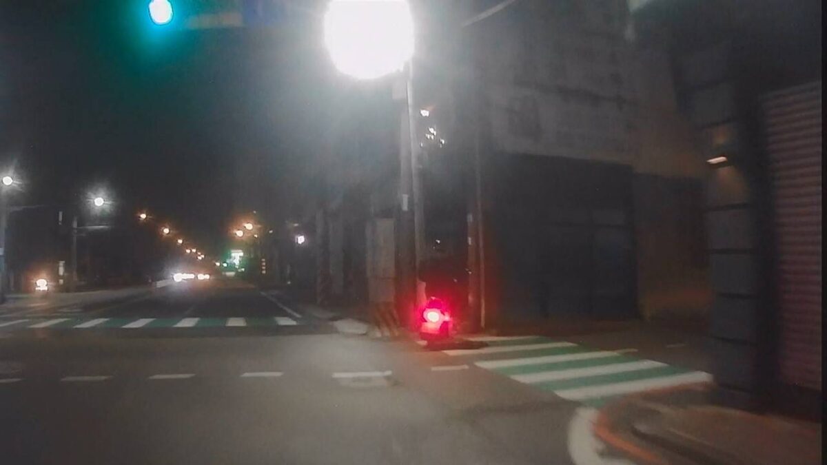 桃園通緝犯闖紅燈拒檢 逃竄2.8公里自撞騎樓落網 2502125 0