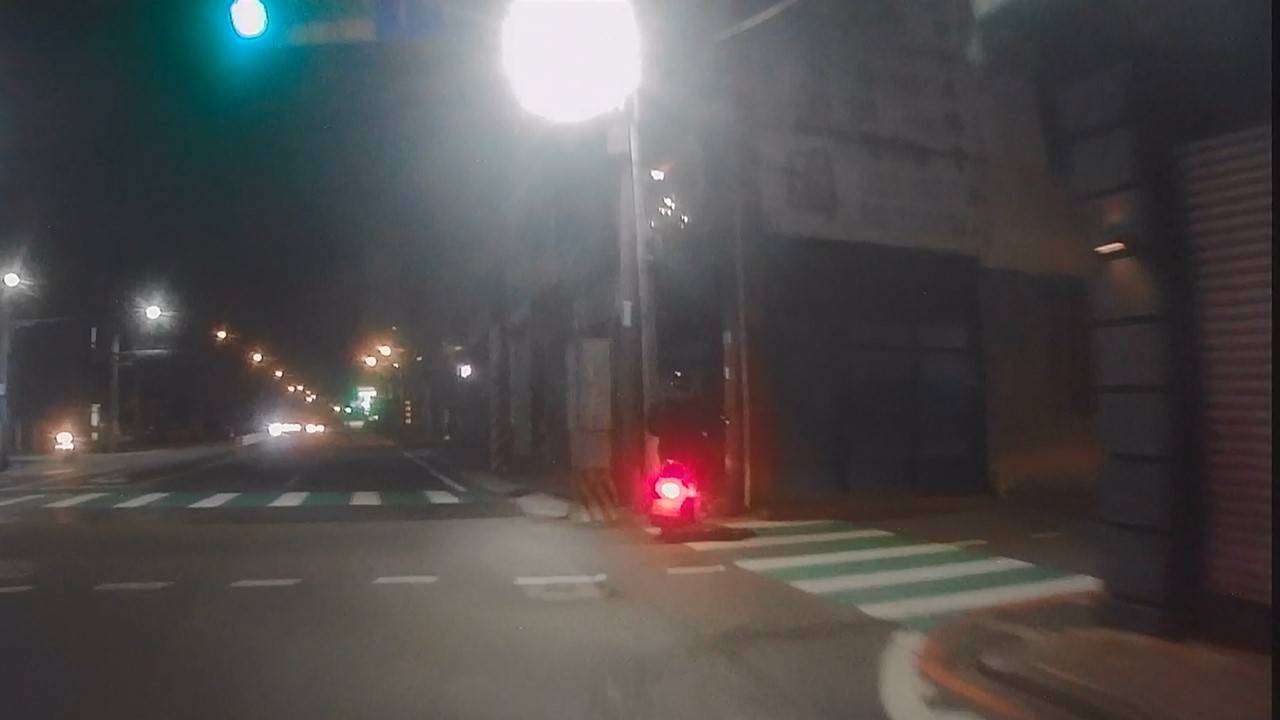 桃園通緝犯闖紅燈拒檢 逃竄2.8公里自撞騎樓落網 桃園通緝犯闖紅燈拒檢 逃竄2.8公里自撞騎樓落網