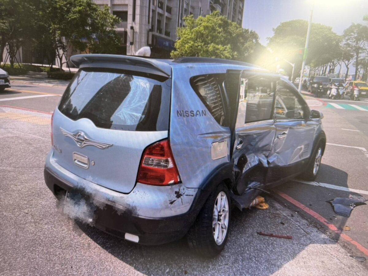 【有片】快車道違規右轉!桃園兩車路口劇烈碰撞駕駛輕傷 2504806 0