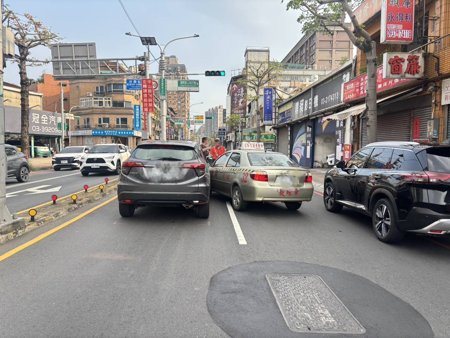 教綀車出事!路考換車道撞直行車 網虧:32分沒了要重考 教綀車出事!路考換車道撞直行車 網虧:32分沒了要重考