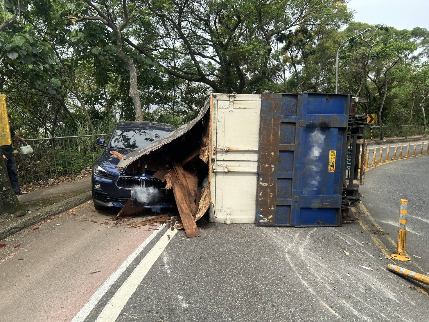 桃園成功路貨車煞車失靈!衝對向撞2車翻覆 3人輕傷送醫 桃園成功路貨車煞車失靈!衝對向撞2車翻覆 3人輕傷送醫