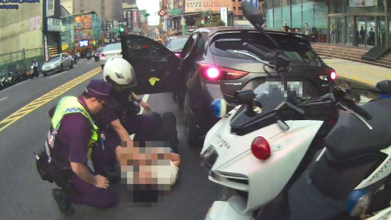 吸毒上路撞前車!桃園男駕駛座上「狂抖」警破窗救援逮人 吸毒上路撞前車!桃園男駕駛座上「狂抖」警破窗救援逮人
