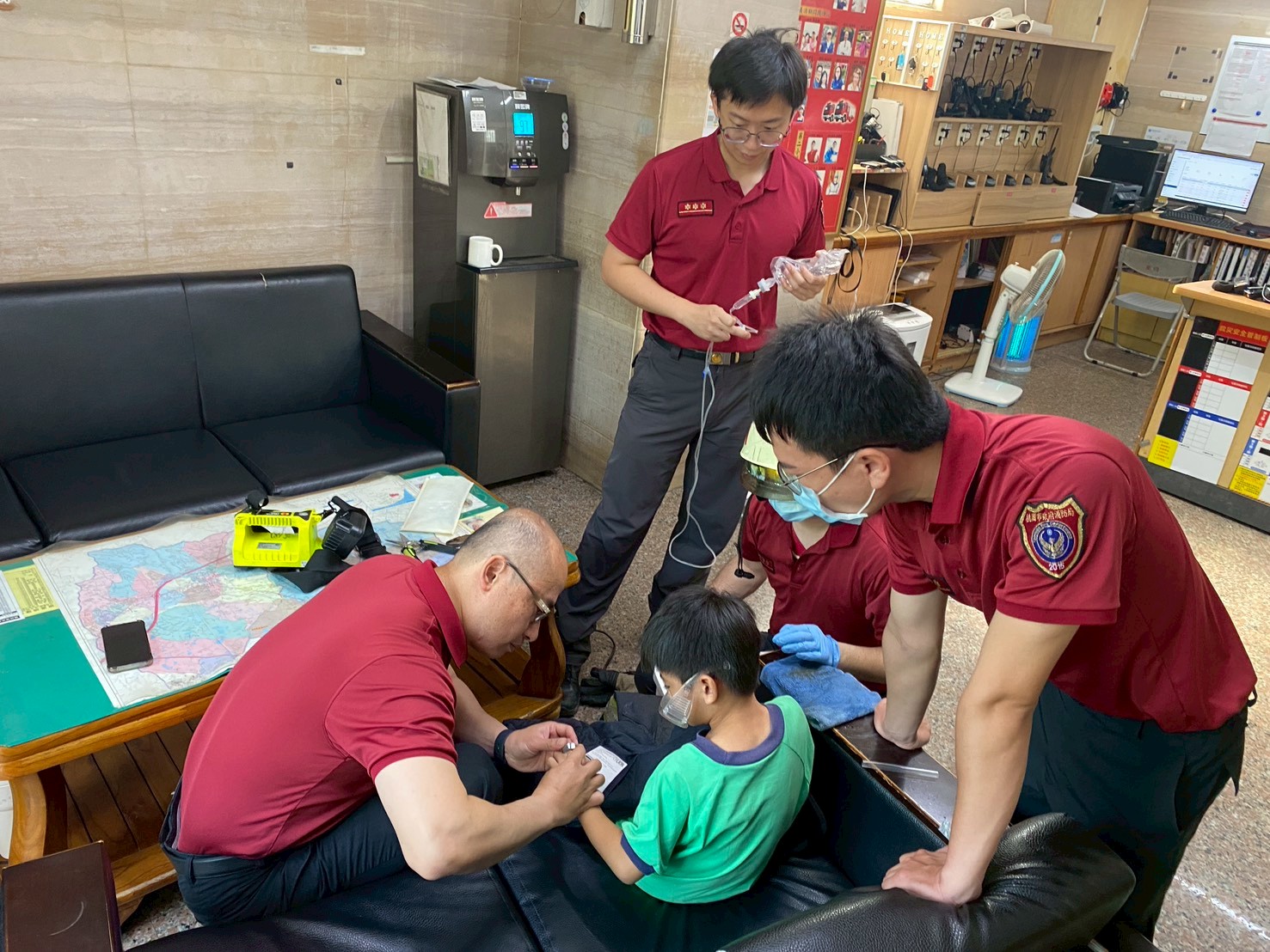 男童好奇將螺帽套手指卡死 嬤求助消防員1小時45分成功解困 男童好奇將螺帽套手指卡死 嬤求助消防員1小時45分成功解困