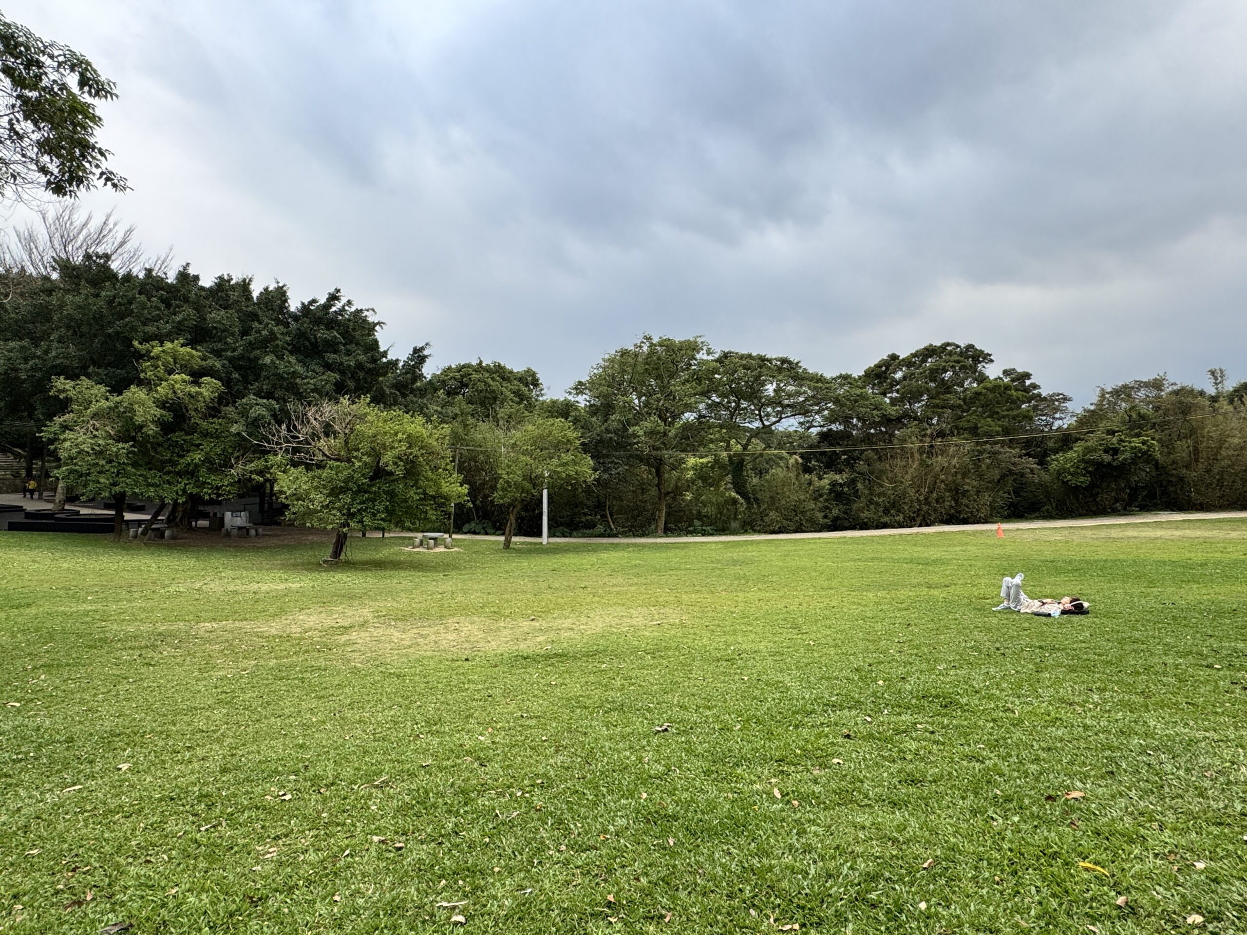 33 五酒桶山公園 放鬆的躺在擎天大草原 scaled