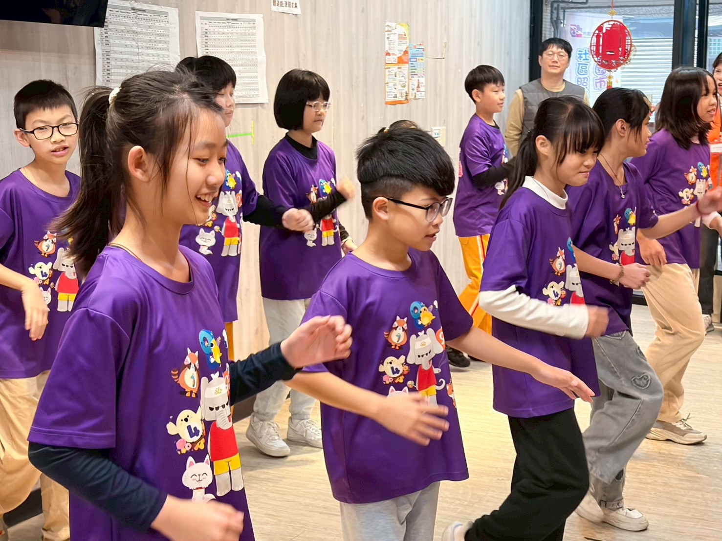 桃園大忠國小青銀共學!學生義賣捐助弘道 展現AI與公益能量 桃園大忠國小青銀共學!學生義賣捐助弘道 展現AI與公益能量