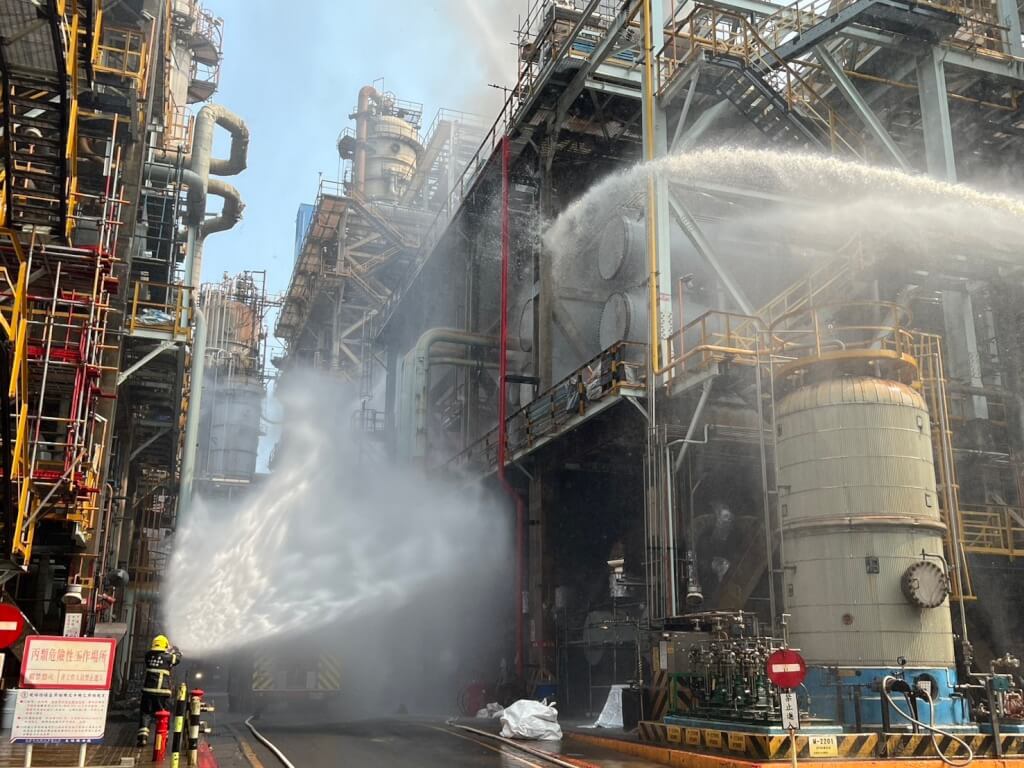 高雄大林煉油廠火警清晨撲滅 中油致歉:供油不受影響 高雄大林煉油廠火警清晨撲滅 中油致歉:供油不受影響
