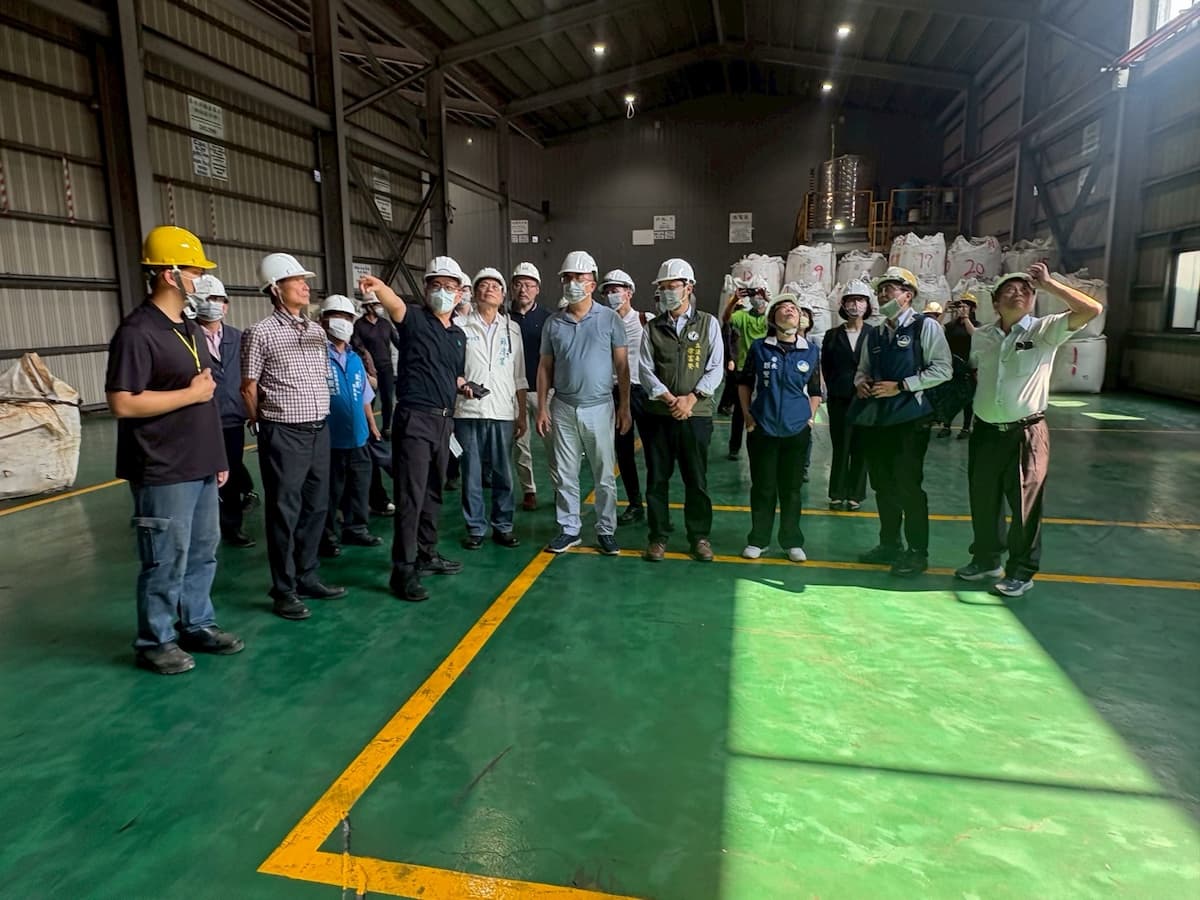 3圖說：與會人員實地參訪廠區作業流程，觀察鋰電池回收與關鍵金屬再利用運作情形。（